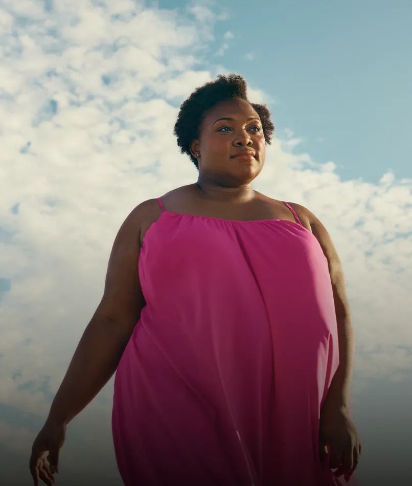 Woman in a pink dress (photo)